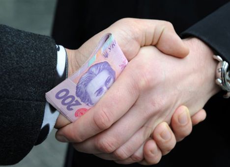 У Мукачеві податківця затримано при отриманні хабара у 15 тис грн 