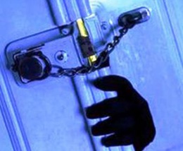З квартири мукачівки винесли цукерок, алкоголю, взуття та косметичних наборів на 5 тис грн