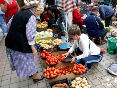 Більше половини доходів закарпатці наприкінці минулого року витрачали на харчі