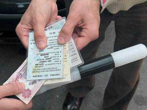 Закарпатські ДАІшники відмовилися брати в порушників хабарі в 50 і 100 гривень