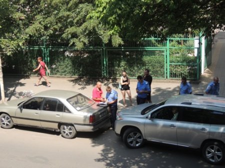 У Берегові з ініціативи городян затримали підозрілого водія, який "вийшов" із автівки через вікно за алкоголем