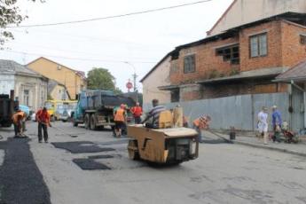 В Ужгороді заасфальтували черговий "дорожній" відрізок 