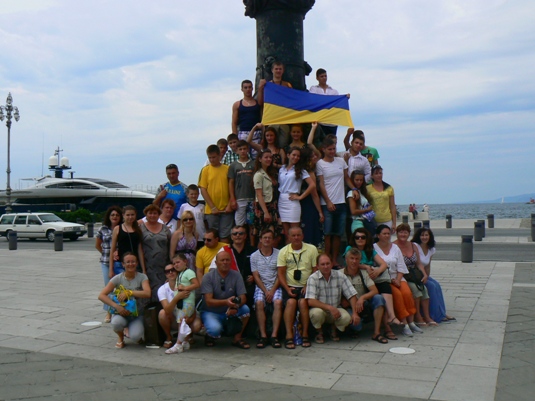 Закарпатських артистів у Словенії вітали вигуками "Слава Україні!" (ФОТО)