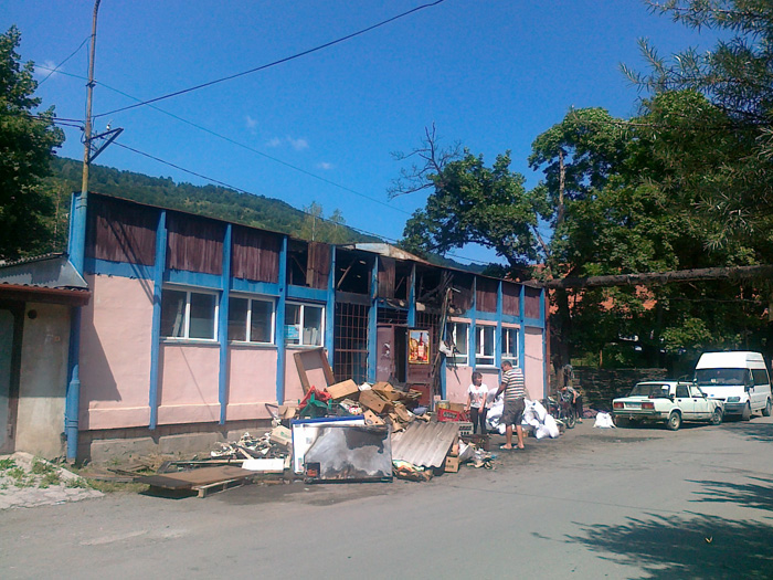 У Рахові за невідомих обставин загорівся продуктовий магазин (ФОТО)