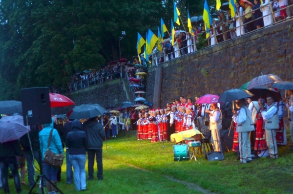 В Ужгороді співом і молитвами зустріли світанок Незалежності (ФОТО, ВІДЕО)