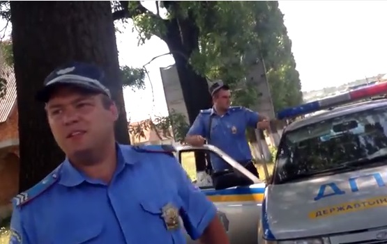 Упіймані на порушенні закарпатські ДАІшники відмовилися від свого службового авто (ВІДЕО)
