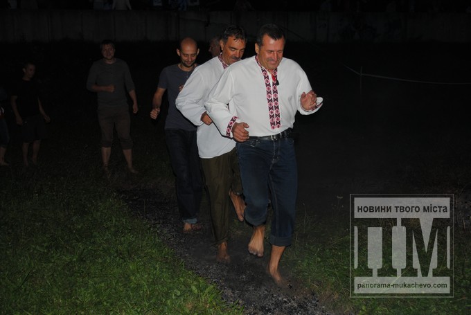 Накатавшись на велосипедах, мукачівці пішли ходити босоніж по розпеченому вугіллю (ФОТО)