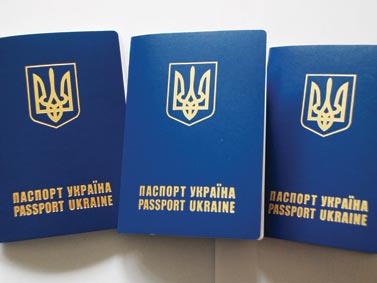 Закордонні паспорти справили собі вдвічі більше закарпатців, ніж торік