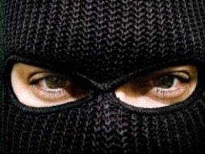 На Тячівщині 5-ро у масках побили та пограбували підприємця