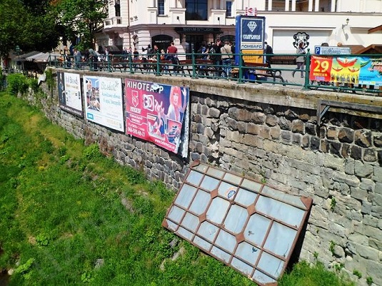 В Ужгороді на засіданні виконкому планується законсервувати на 5 років критичну ситуацію з рекламоносіями