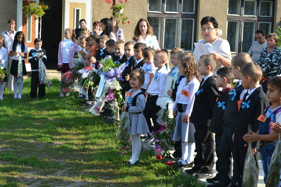 У Берегові сьогодні вперше сіли за парти 360 першачків (ФОТО)