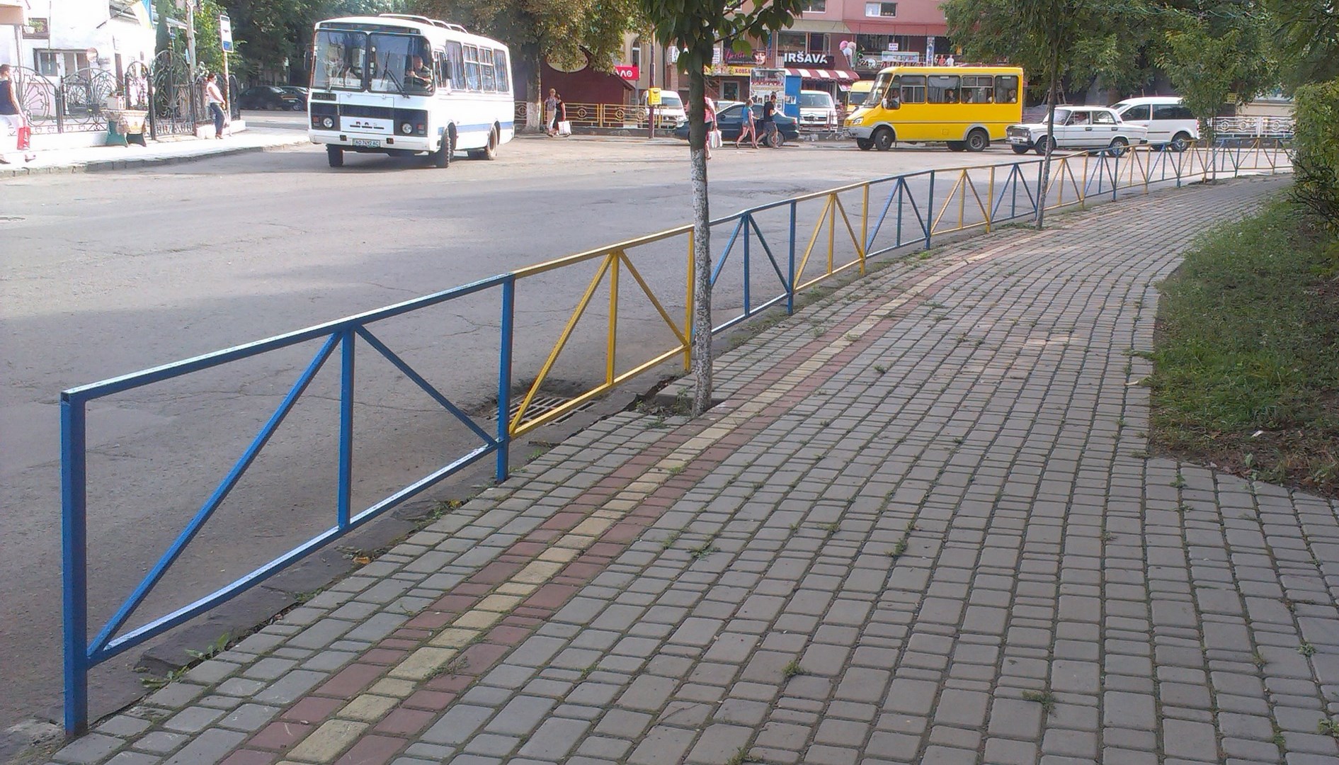В Іршаві "патріотично" розфарбували огорожі в центрі міста (ФОТО)