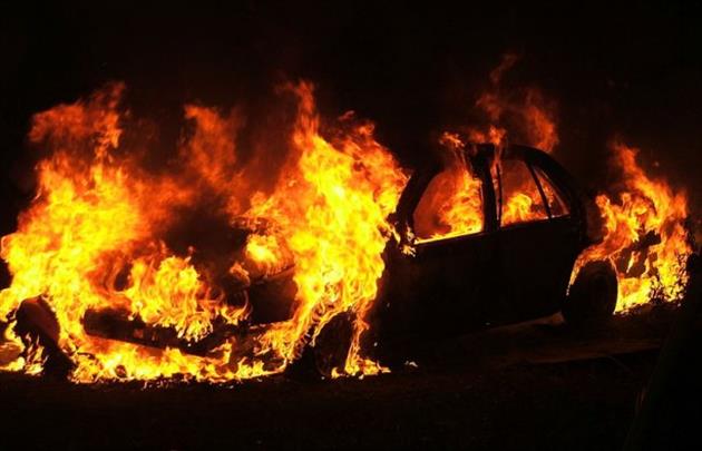У Мукачеві вночі горів "Мерседес" (ОФІЦІЙНО)