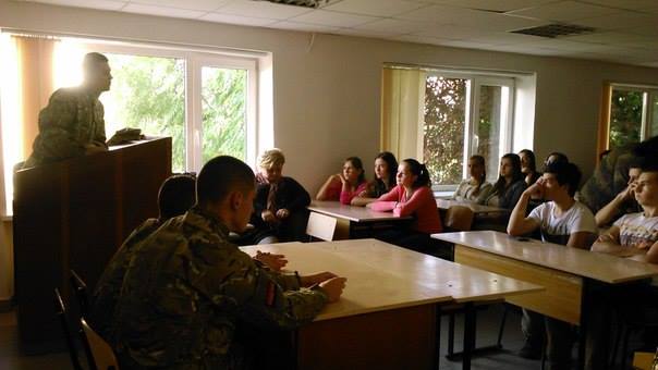 Бійці Правого сектора Закарпаття вчили студентів коледжу УжНУ бути націоналістами (ФОТО)