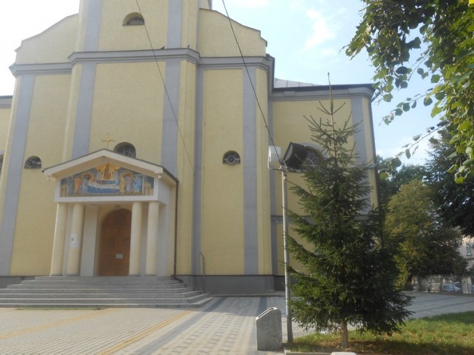 Раніше судимий мукачівець з метою придбати спиртне вкрав із собору прожектор під час богослужіння