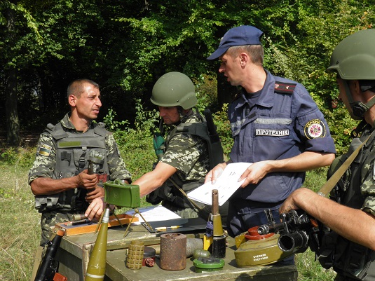 Піротехніки ДСНС та медики провели на полігоні в Оріховиці  заняття з прикордонниками, що їдуть на Схід (ФОТО)