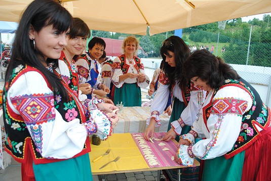 Ужгородська  «співоча» «Арніка» частувала словаків «пирогами» (ФОТО)