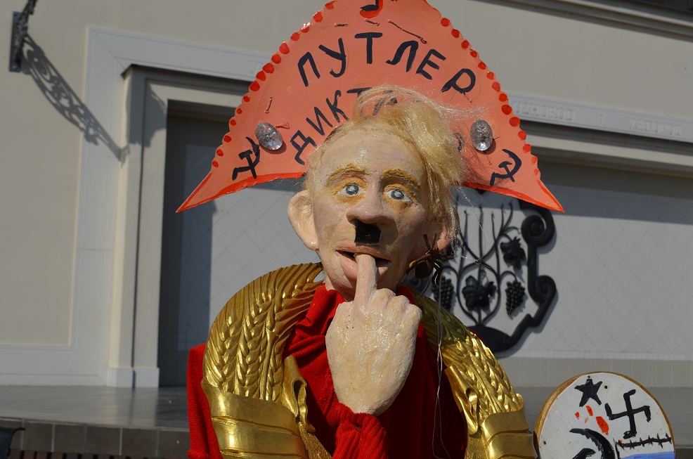 У центрі Ужгорода політхудожник проводить «антипутінську» акцію (ФОТО, ВІДЕО)