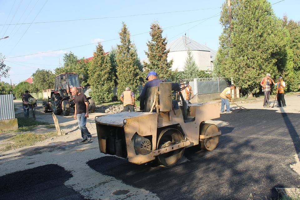 В Ужгороді "латають" вулицю "компотного" району (ФОТО)