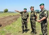 На кордоні затримали 8 мігрантів і двох закарпатців, що їх перевозили