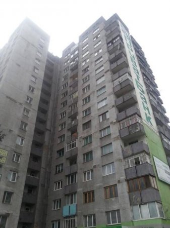 З ужгородської 16-поверхівки через сварку з коханою викинувся 19-річний хлопець