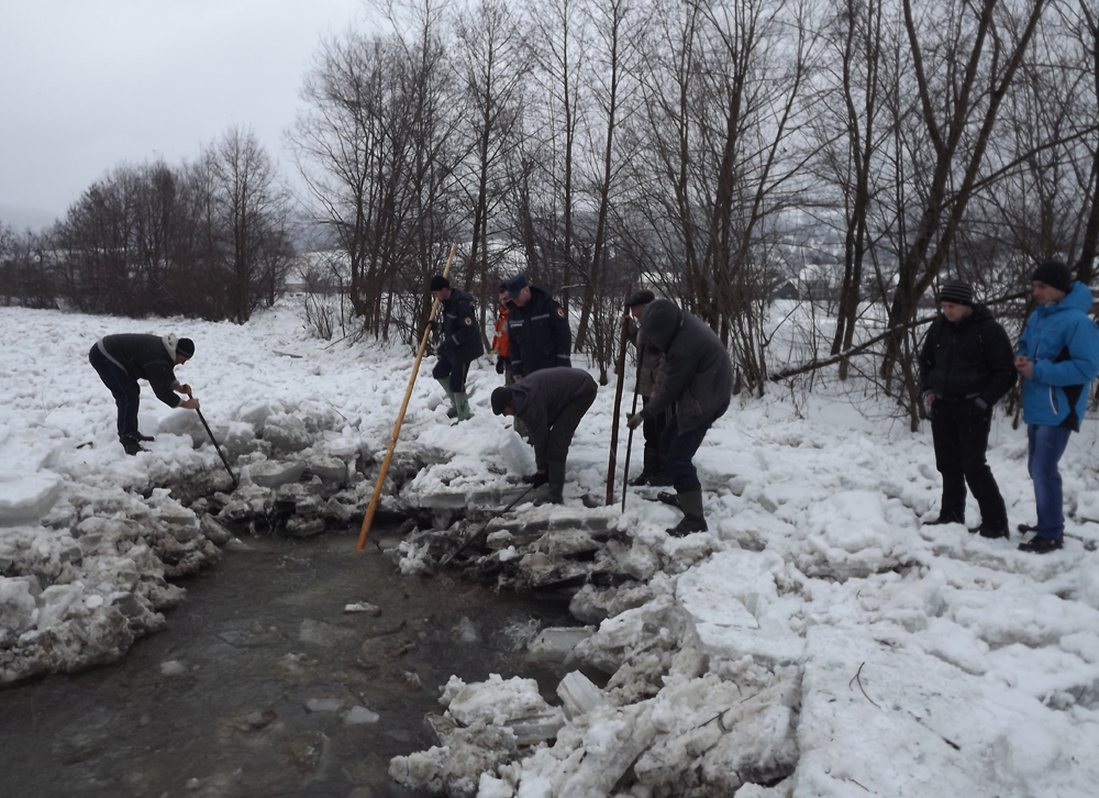 На Рахівщині звільняють річку від 2-кілометрового льодового затору, який міг відрізати від світу 33 господарства (ФОТО, ВІДЕО)