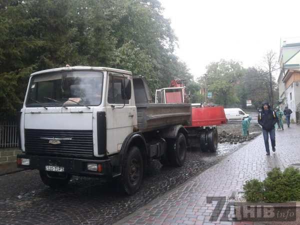 Сквер поблизу собору в Ужгороді, де завалили 200-літню історичну стіну, брукуватимуть каменем з Кошицької