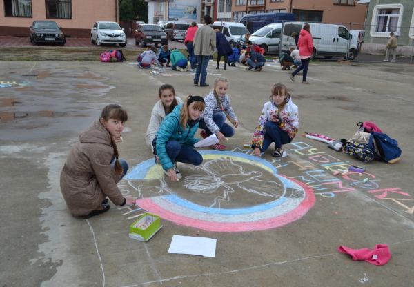 До Дня художника у Тячеві роздавали листівки з "голубами миру" та малювали на асфальті (ФОТО)