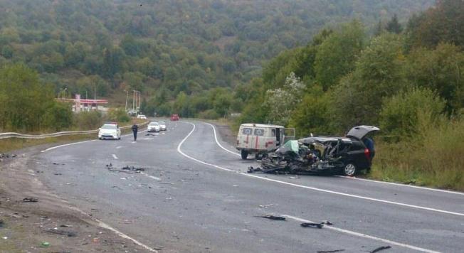 51-річний мукачівець загинув у зіткненні "Рено" і вантажівки на Воловеччині (ФОТО)