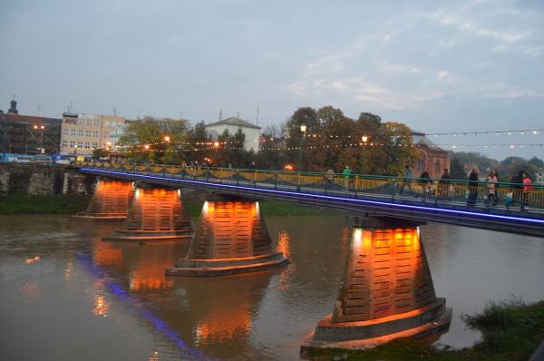 В Ужгороді світлодіодними прожекторами підсвітили Пішохідний міст (ФОТО, ВІДЕО)