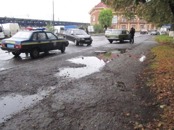 В Ужгороді на станційній зіткнулися два ВАЗи (ФОТО)