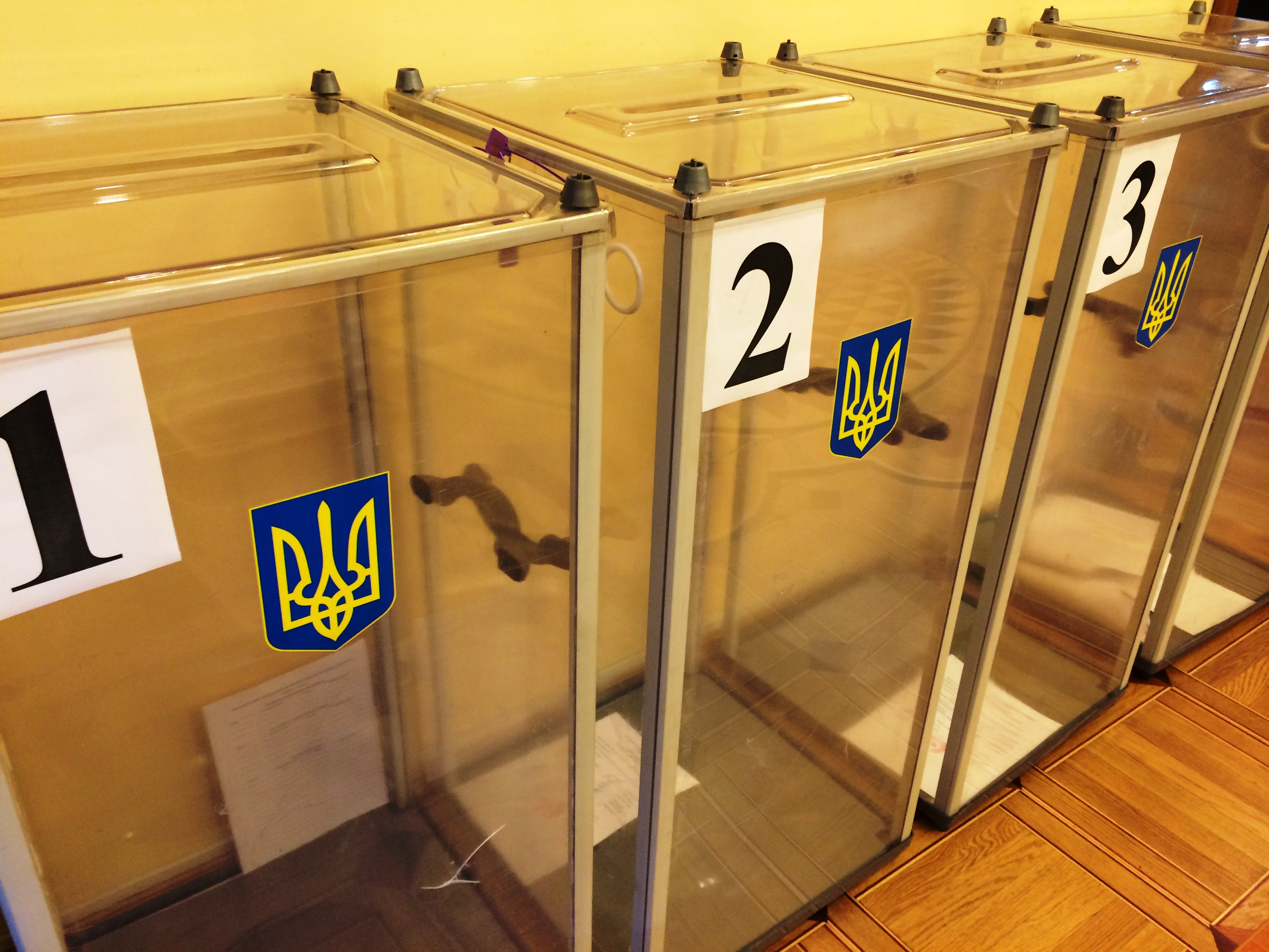 У Берегові на "циганській" дільниці перераховують голоси одразу під час засідання ТВК