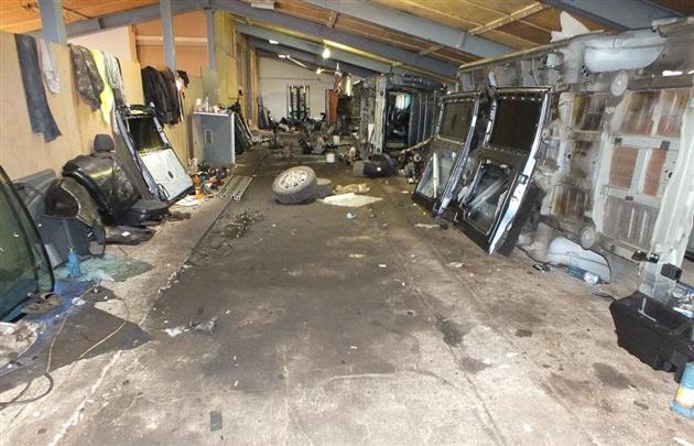 В Угорщині виявили майстерню, де крадені в ЄС авто розбиралися на запчастини для продажу в Україні