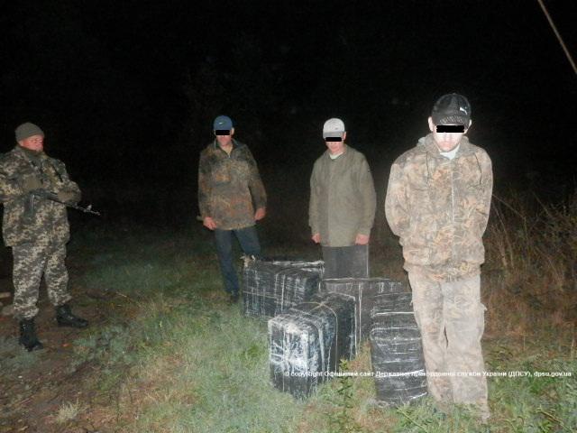 На Закарпатті затримали контрабандистів та виявили 23 пакунки із сигаретами
