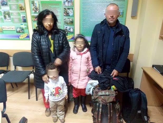 На Закарпатті затримали нелегалів із Туреччини з двома дітьми, які намагались потрапити до Європи (РОЗШИРЕНО) (ФОТО)