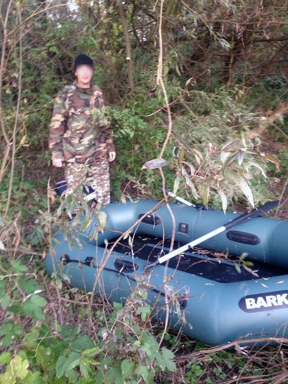 На Закарпатті за підозрою у контрабандизмі неподалік кордону затримали трьох українців із гумовим човном (ФОТО)