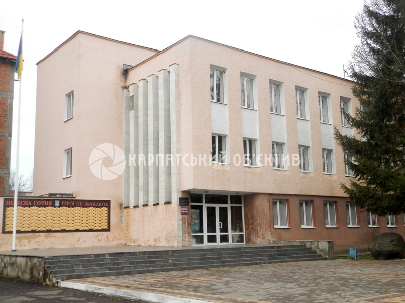 У Хусті встановили стелу пам’яті Героїв Небесної Сотні