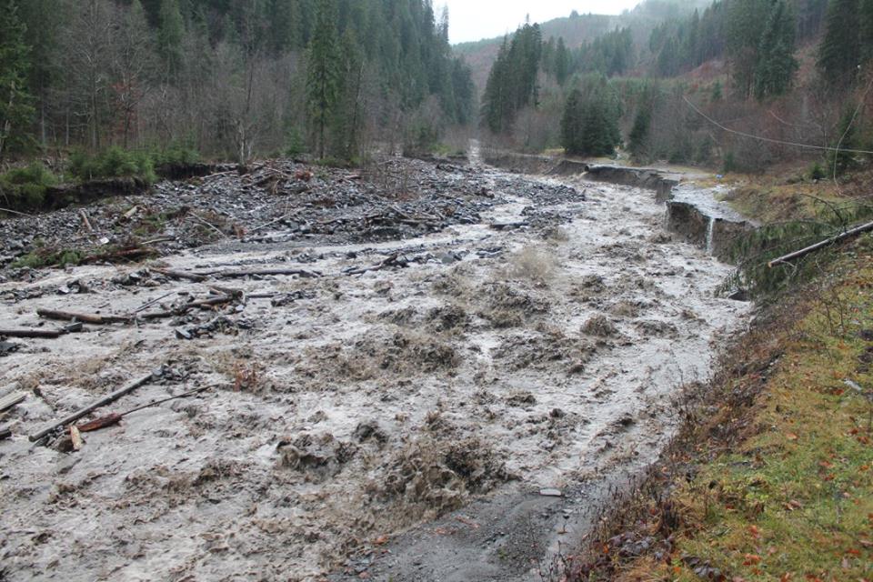 На Рахівщині селевим потоком змило дорогу на Драгобрат (ФОТО)