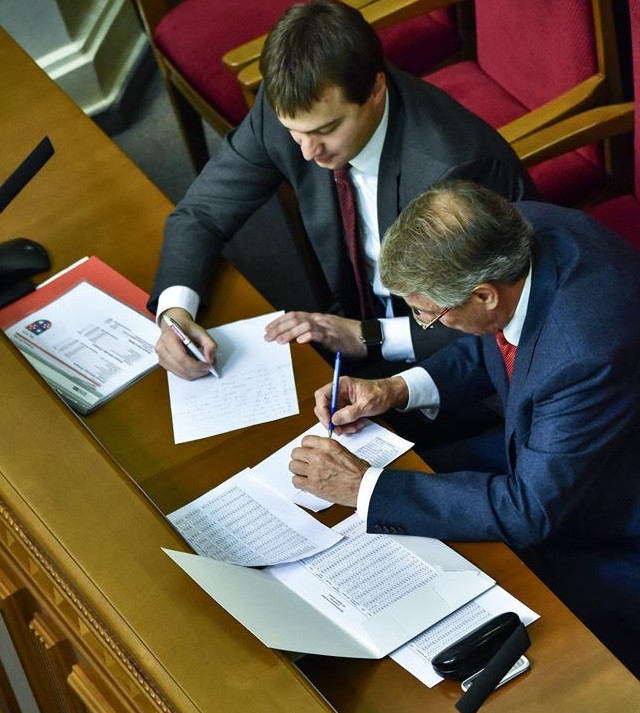БПП і "Батьківщину" в парламенті дерибанили облради. Закарпаття не роздерибанене