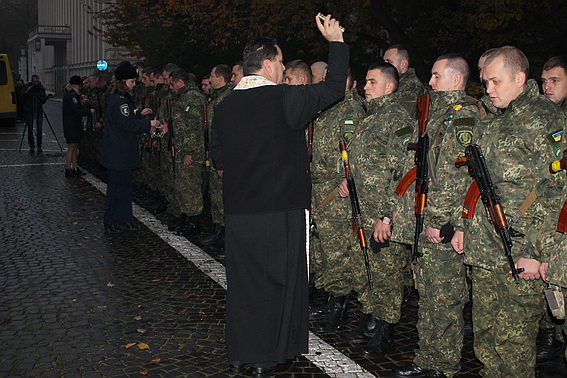 Зведений загін закарпатських міліціонерів відправився ротувати колег у Бахмут на Донеччині (ФОТО, ВІДЕО)