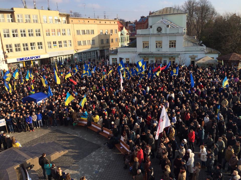 У річницю Революції Гідності ужгородці збираються на Театральній, аби згадати події ЄвроМайдану