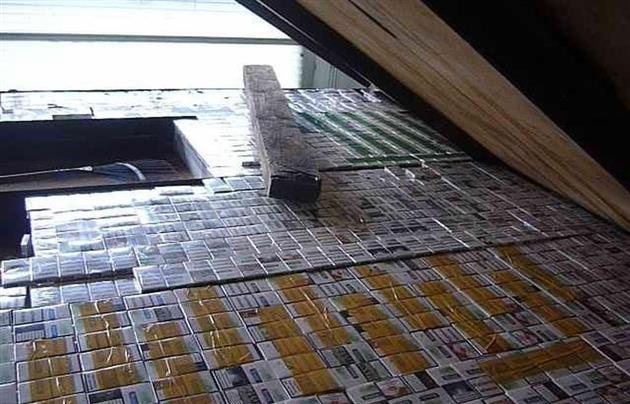 Угорці на КПП "Чоп-Загонь" у вантажівці-холодильнику "з дровами" із Закарпаття знайшли сигарети на 39 млн форинтів (ФОТО)