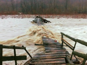 У Колочаві на Міжгірщині люди самотужки відновлюють підмиті та зруйновані паводком мости (ВІДЕО)