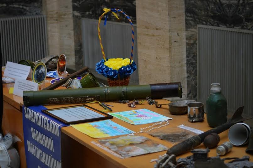 У фойє Закарпатської ОДА проходить виставка до Дня Свободи та Гідності (ФОТО)
