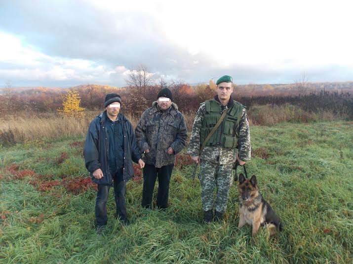 За кілька метрів від держкордону на Закарпатті затримали двох нелегалів (ФОТО)