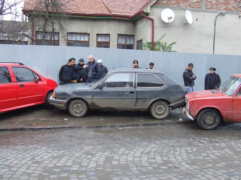 У Берегові недосвідчений молодий циган за кермом спричинився до потрійної ДТП (ФОТО)