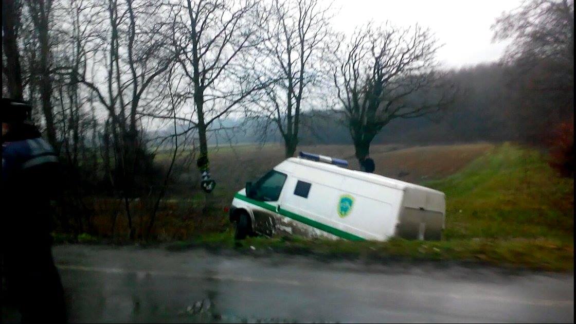 На дорозі з Мукачева до Берегова у кювет вилетіло авто інкасаторів "Ощадбанку" (ФОТО)