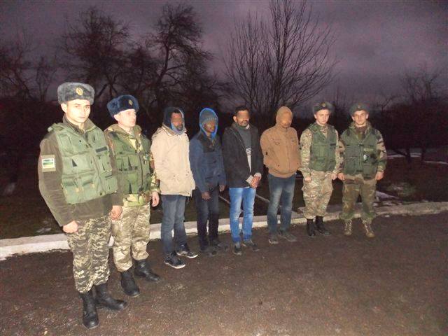 На Закарпатті неподалік кордону затримали 4-х змерзлих "нелегалів", одного довелося рятувати від обмороження (ФОТО, ВІДЕО)