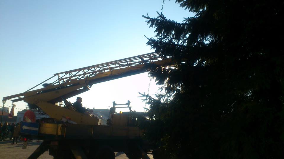 ФОТОФАКТ. В Ужгороді взялися вбирати головну новорічну ялинку