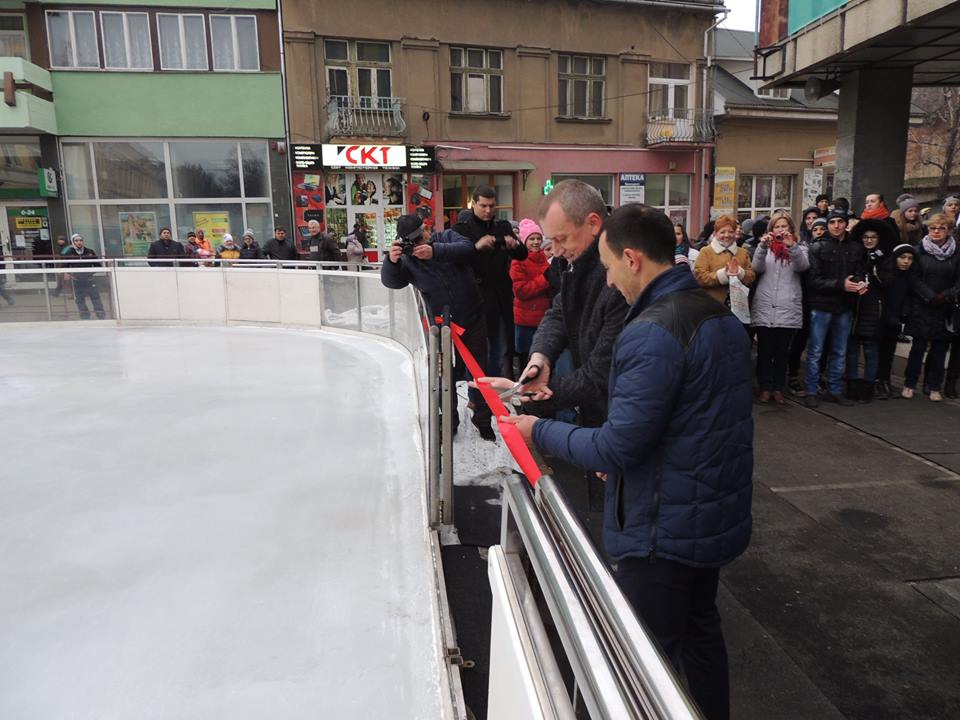 У Берегові урочисто відкрили міську ковзанку (ФОТО)